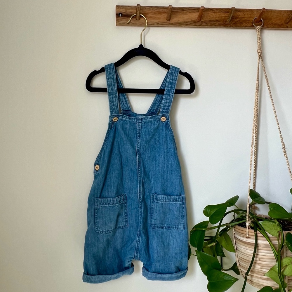 Toddler short overalls. Adjustable button straps.